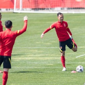 日韩对抗赛一触即发 为避新冠韩国队吃饭排排坐